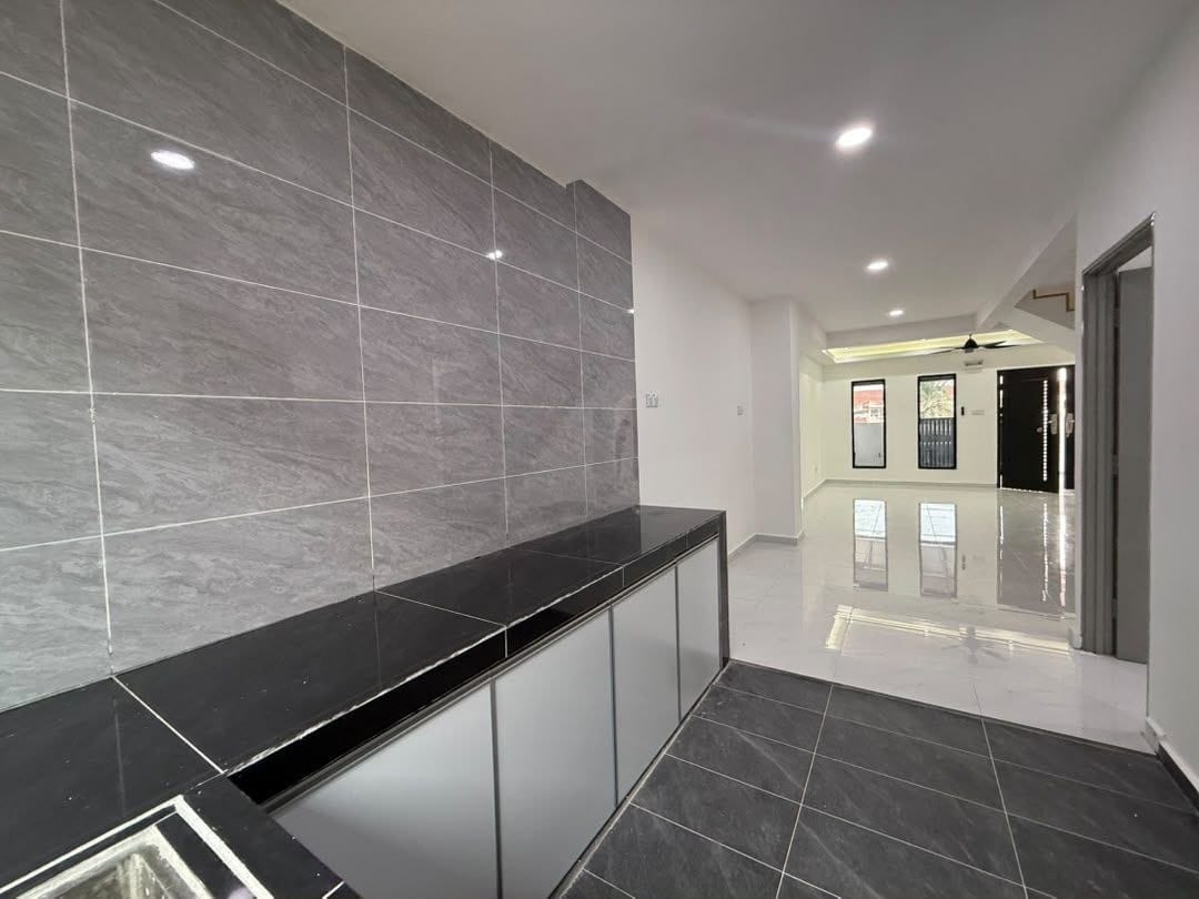 Kitchen - RM388K ONLY | Fully Renovated 4BR Double Storey Mid Cost @ Scientex 15 Kelapa Sawit, Kulai - Image 16