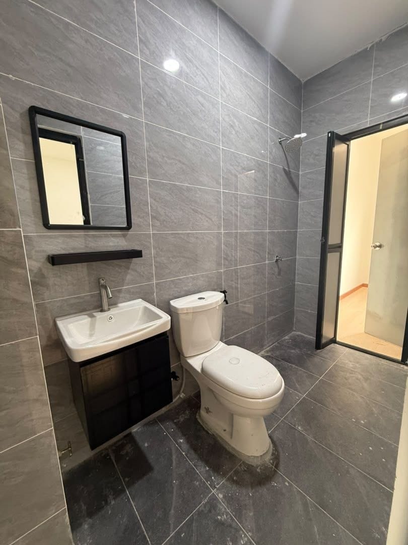 Bathroom - RM388K ONLY | Fully Renovated 4BR Double Storey Mid Cost @ Scientex 15 Kelapa Sawit, Kulai - Image 14