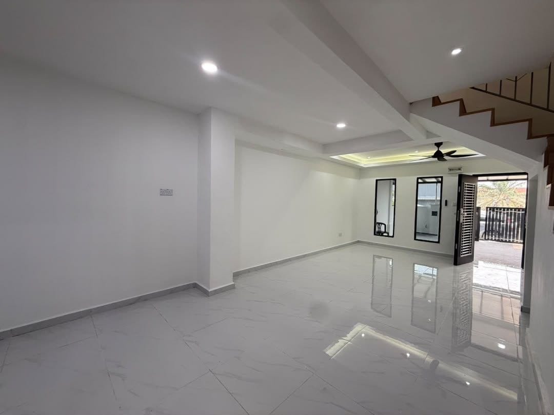 Living room - RM388K ONLY | Fully Renovated 4BR Double Storey Mid Cost @ Scientex 15 Kelapa Sawit, Kulai - Image 13