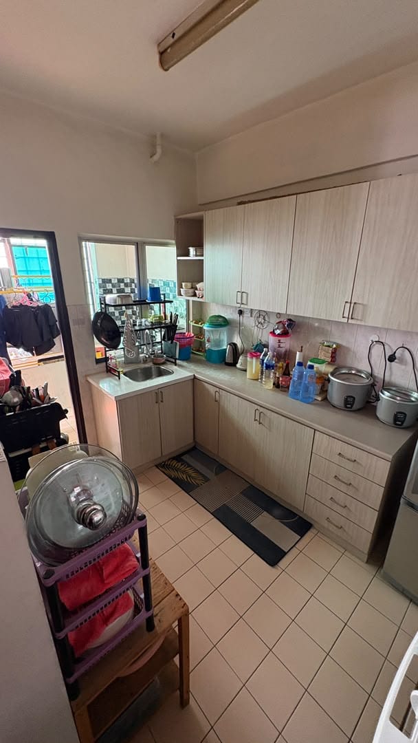 Kitchen - Spacious 3 - Bedroom in Suria Kipark Damansara Condominium - Image 4