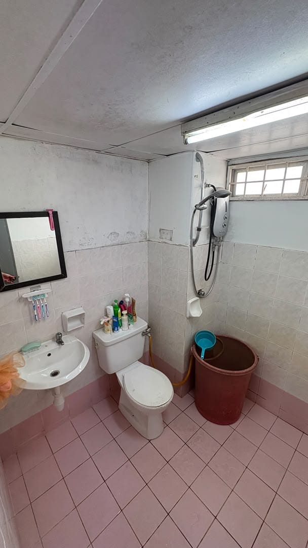 Bathroom - Spacious 3 - Bedroom in Suria Kipark Damansara Condominium - Image 7