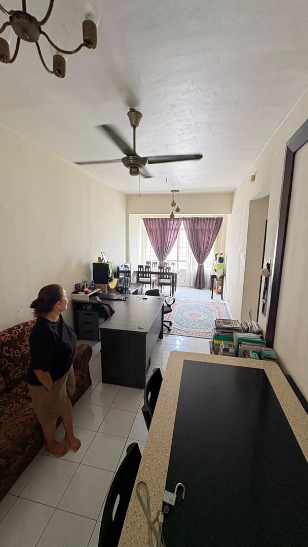Living room - Spacious 3 - Bedroom in Suria Kipark Damansara Condominium - Image 1