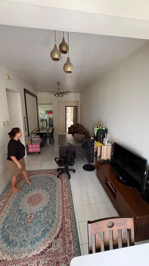 Living room - Spacious 3 - Bedroom in Suria Kipark Damansara Condominium - Image 3
