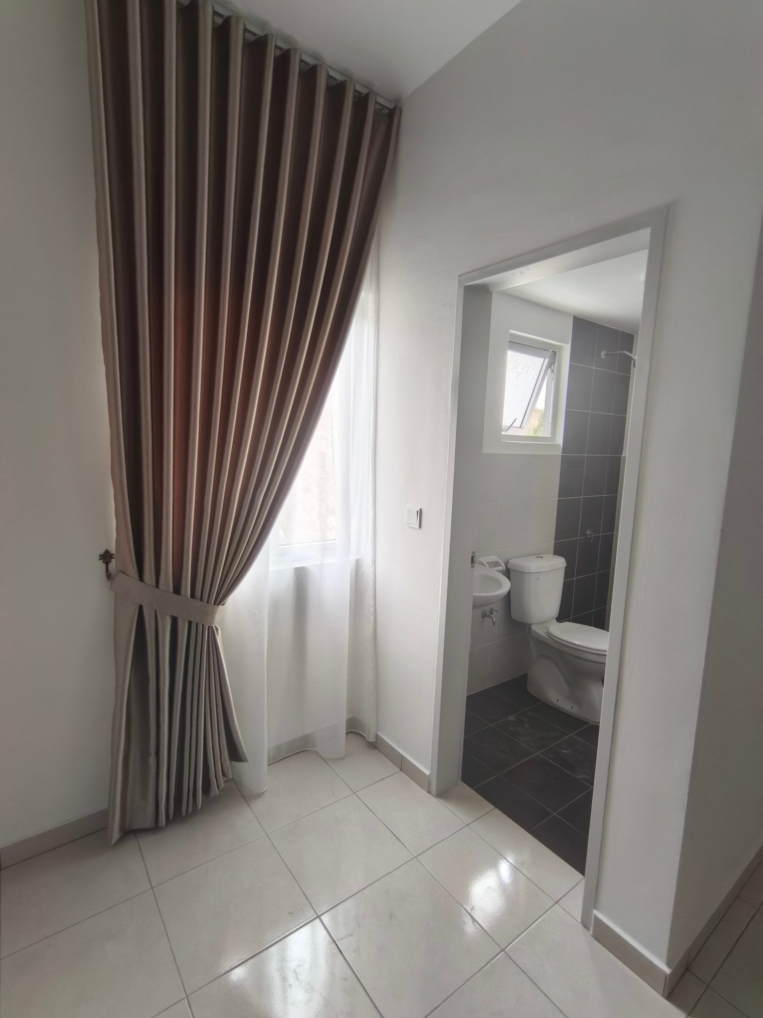 SEMI FURNISHED DOUBLE STOREY, M SENYUMIA, BANDAR BARU SALAK TINGGI, SELANGOR - Image 7