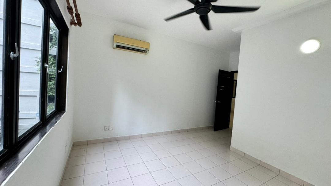 Strategic location in Jalan Kuching - Image 5