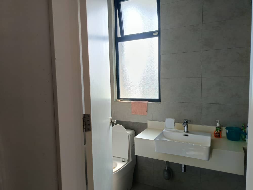 Hampton Residence Bandar Seri Coafields | large backyard for various activities - Image 21