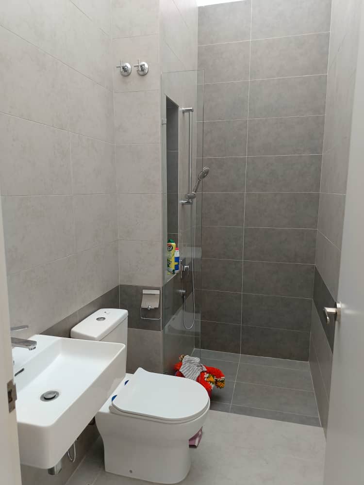 Hampton Residence Bandar Seri Coafields | large backyard for various activities - Image 27