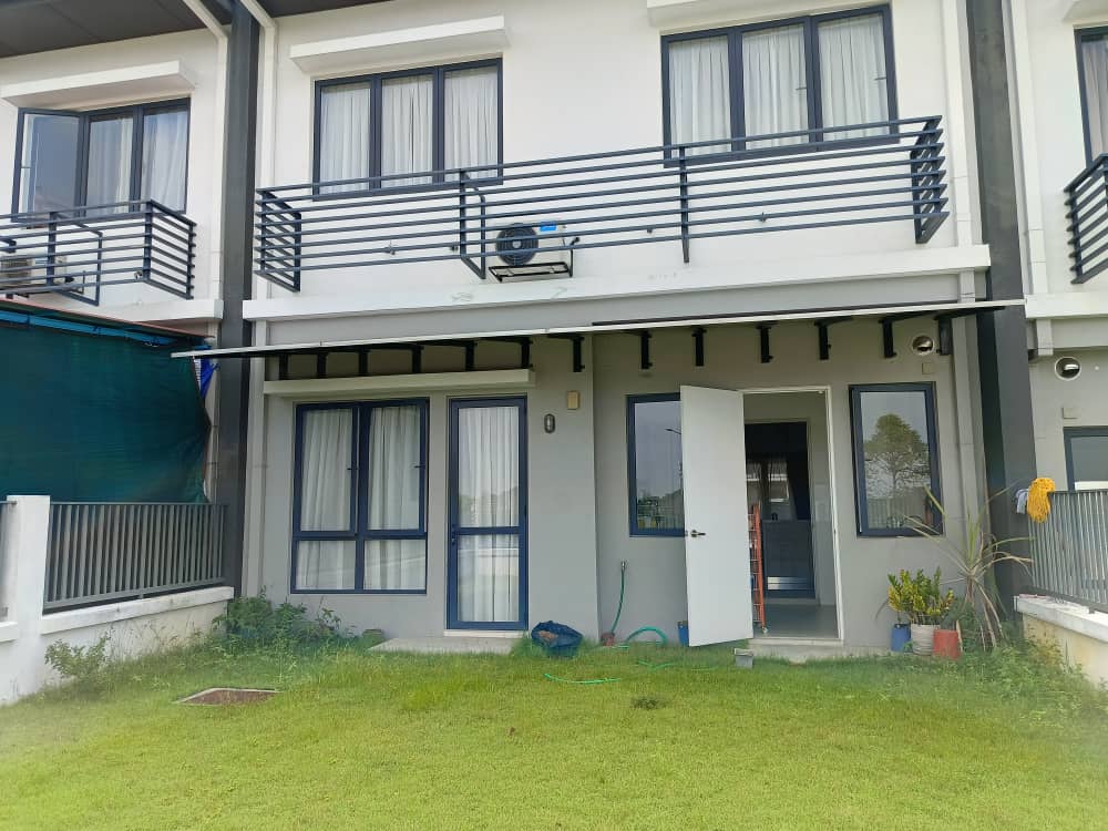 Hampton Residence Bandar Seri Coafields | large backyard for various activities - Image 14