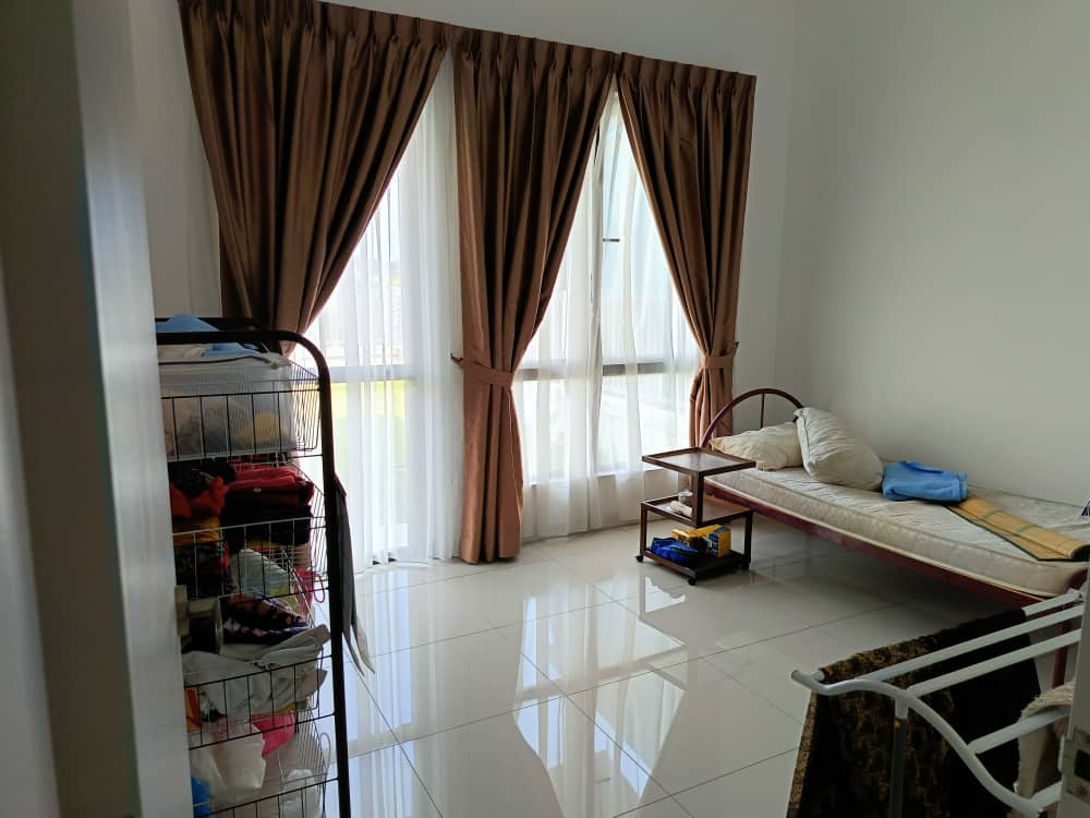 Hampton Residence Bandar Seri Coafields | large backyard for various activities - Image 11