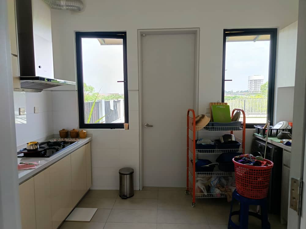 Hampton Residence Bandar Seri Coafields | large backyard for various activities - Image 9