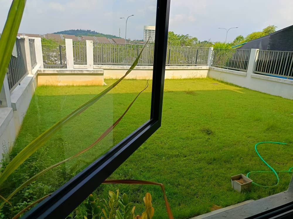 Hampton Residence Bandar Seri Coafields | large backyard for various activities - Image 16