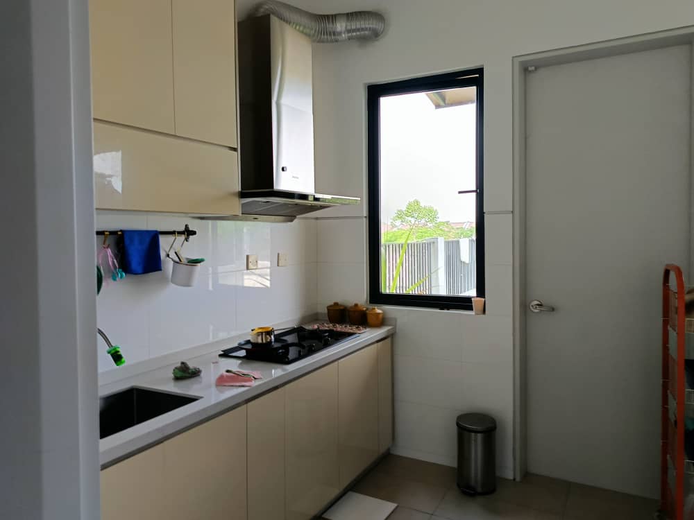 Hampton Residence Bandar Seri Coafields | large backyard for various activities - Image 6