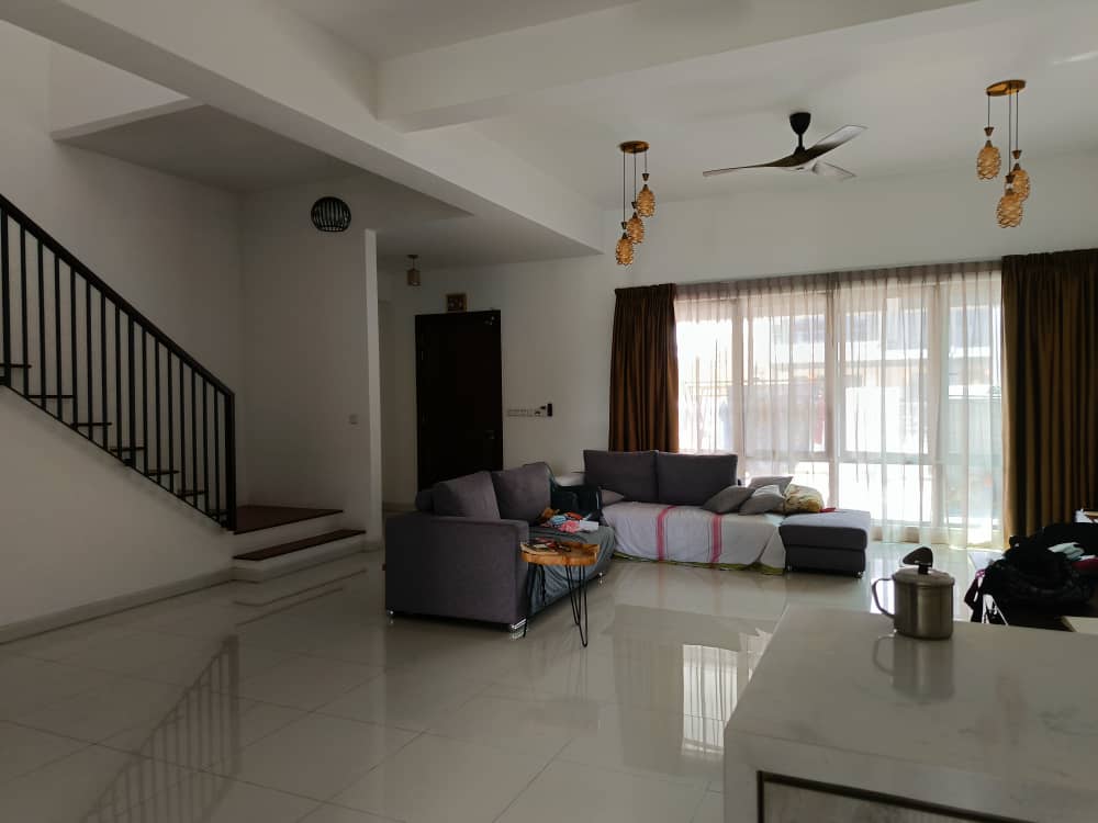 Hampton Residence Bandar Seri Coafields | large backyard for various activities - Image 3