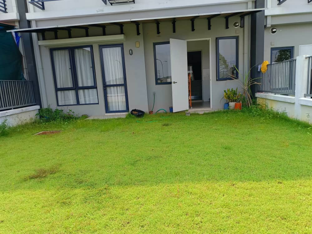 Hampton Residence Bandar Seri Coafields | large backyard for various activities - Image 17