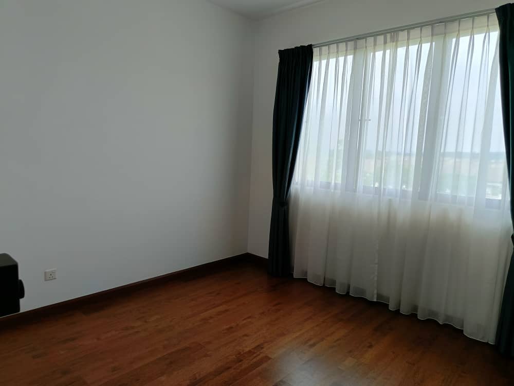 Hampton Residence Bandar Seri Coafields | large backyard for various activities - Image 26