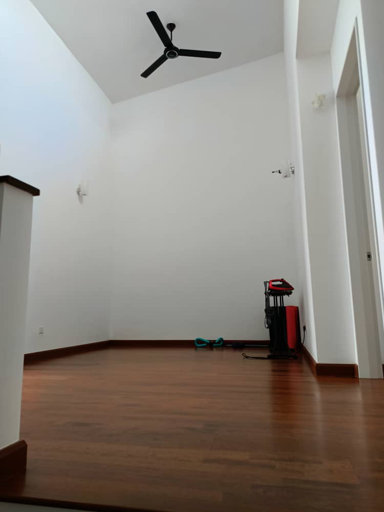 Hampton Residence Bandar Seri Coafields | large backyard for various activities - Image 20
