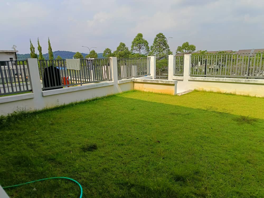 Hampton Residence Bandar Seri Coafields | large backyard for various activities - Image 15