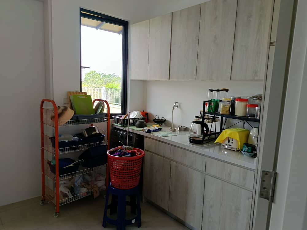 Hampton Residence Bandar Seri Coafields | large backyard for various activities - Image 8
