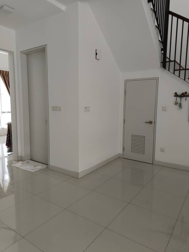 Hampton Residence Bandar Seri Coafields | large backyard for various activities - Image 18