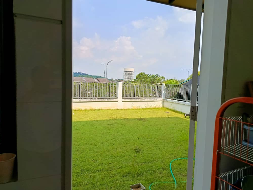 Hampton Residence Bandar Seri Coafields | large backyard for various activities - Image 13