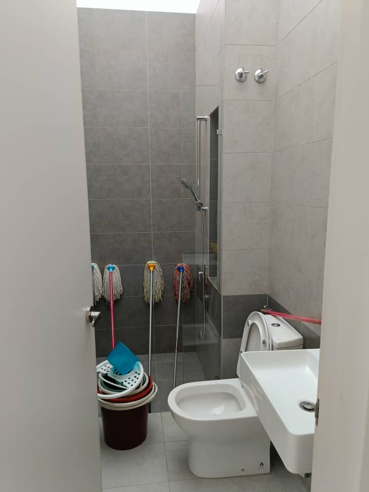Hampton Residence Bandar Seri Coafields | large backyard for various activities - Image 30