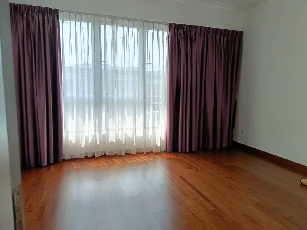 Hampton Residence Bandar Seri Coafields | large backyard for various activities - Image 22