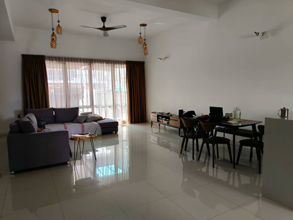 Hampton Residence Bandar Seri Coafields | large backyard for various activities - Image 1