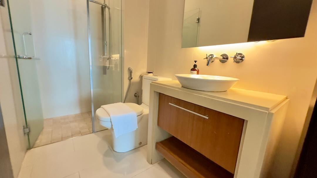 Straits Quay (The Suites at Waterside), Block E lower floor unit 1093sf - Image 10