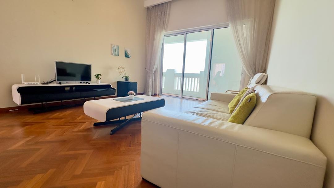 Straits Quay (The Suites at Waterside), Block E lower floor unit 1093sf - Image 1