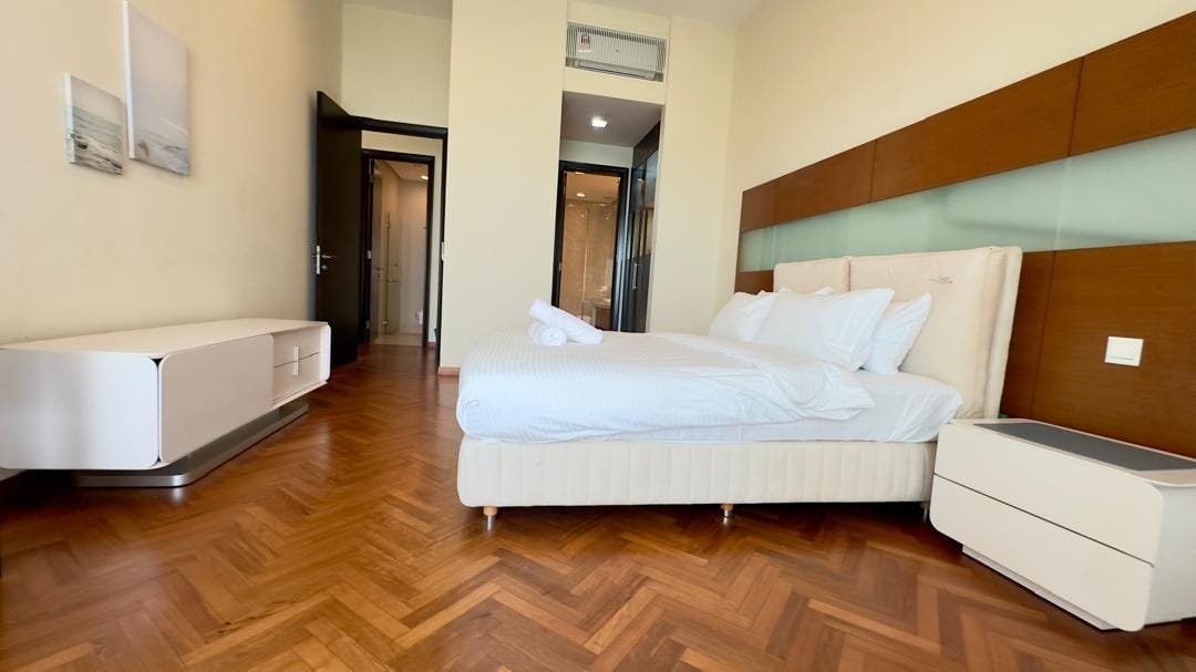 Straits Quay (The Suites at Waterside), Block E lower floor unit 1093sf - Image 4