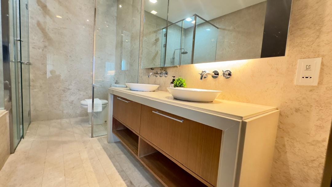 Straits Quay (The Suites at Waterside), Block E lower floor unit 1093sf - Image 2