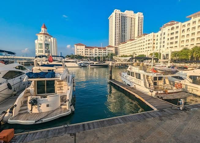 Straits Quay (The Suites at Waterside), Block E lower floor unit 1093sf - Image 12