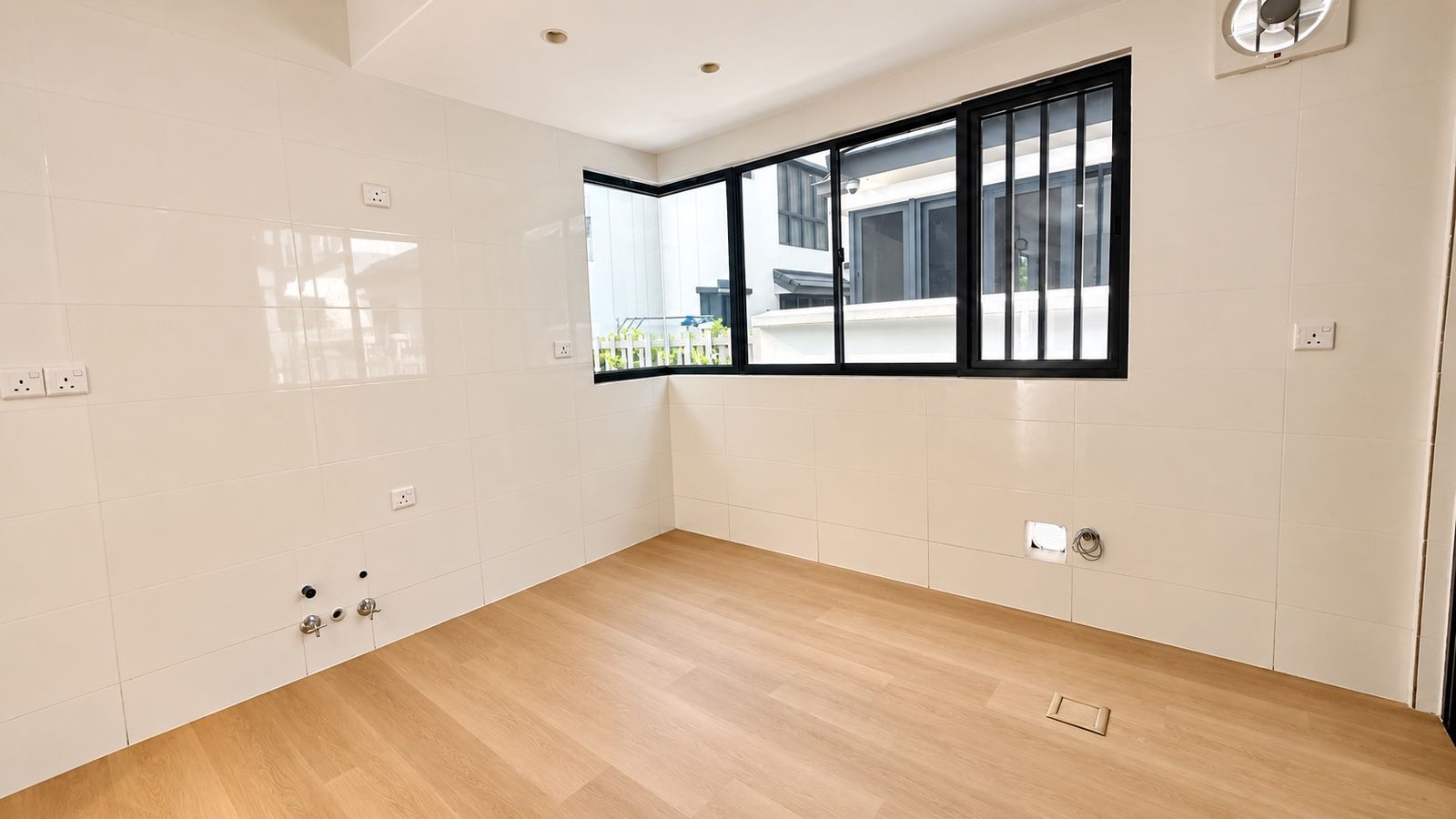 Kitchen - Renovated  Semi-D in Setia Arundina, Setia Alam For Sale | Vacant - Image 9