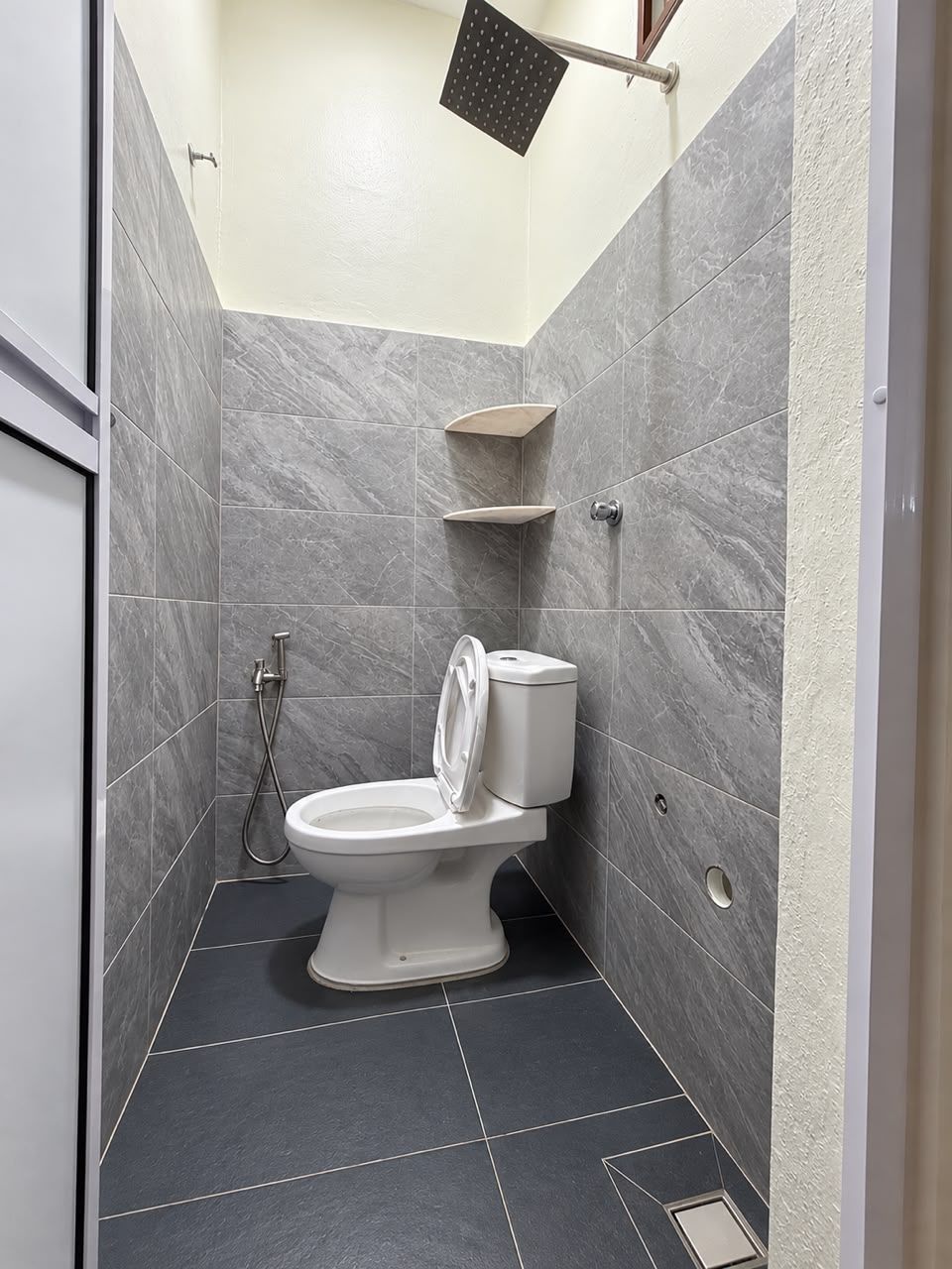 Bathroom - NAK SAVE DUIT UNTUK RENOVATE RUMAH TAPI NAK RUMAH DESIGN MODERN TERKINI? RUMAH SESUAI DENGAN KEPERLUAN ANDA‼️ - Image 10