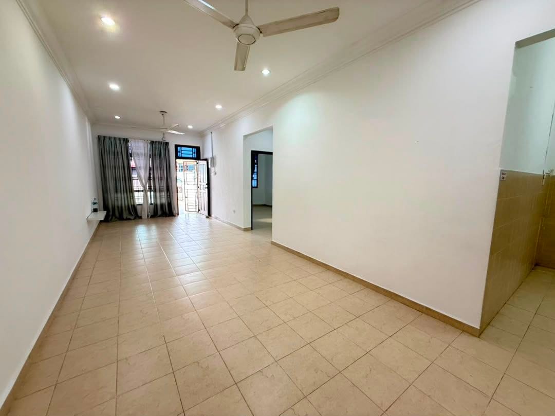 Living room - Renovated Single Storey @ Bandar Putra Kulai | 1,540 sqft | Freehold Bumi Lot | RM448K - Image 4