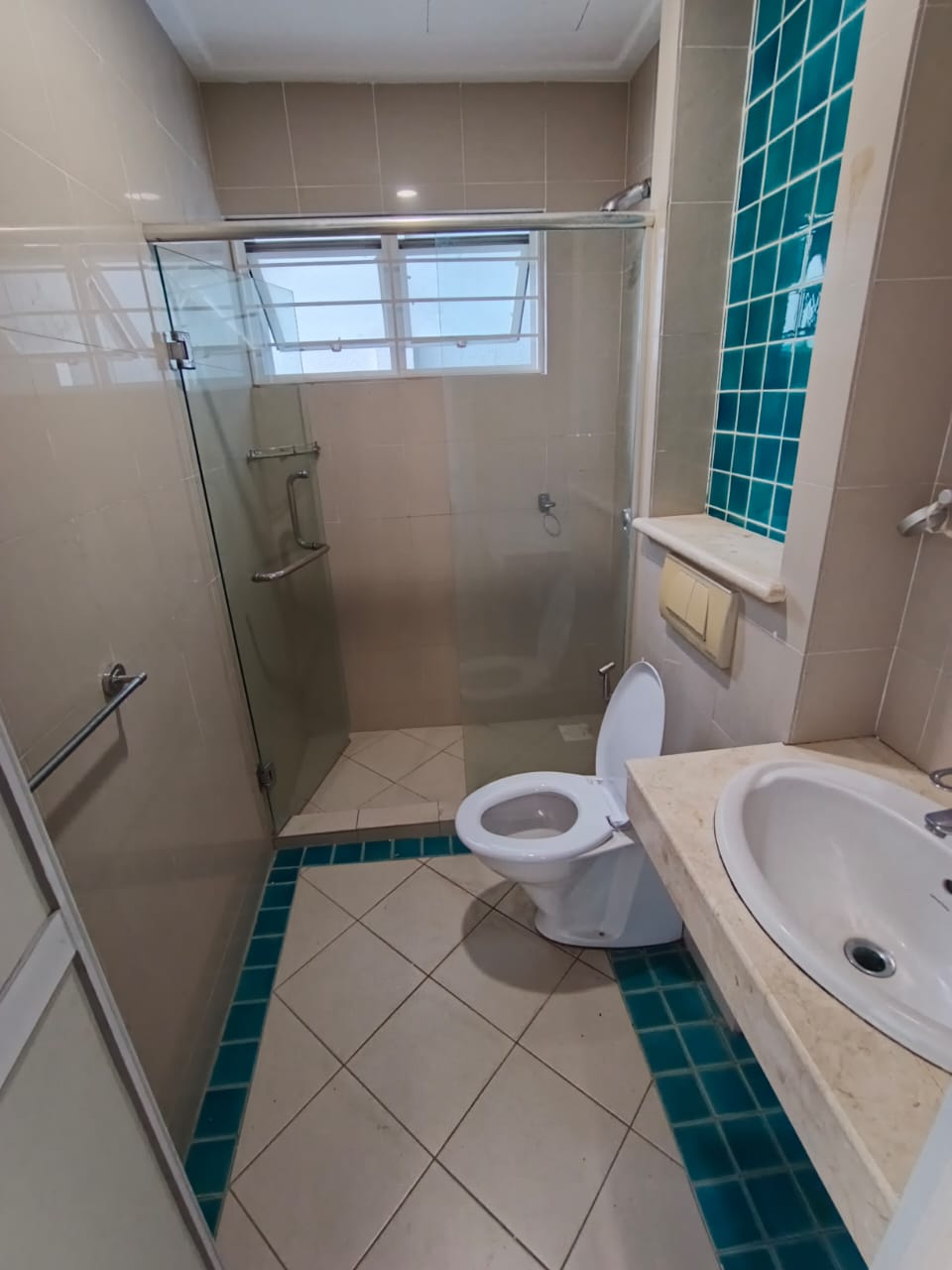 4 Bed,3 Bath Fully Renovated - Image 17