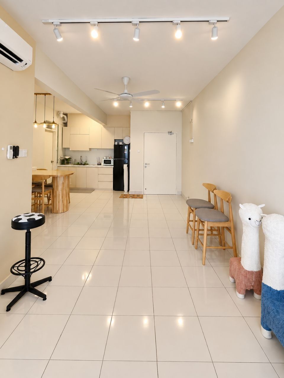Living room - 4 Bedroom Fully Furnished Apartment @ MI Apartment Bandar Putra Kulai | 1,249 sqft | 2 Parking | RM2,200 - Image 2