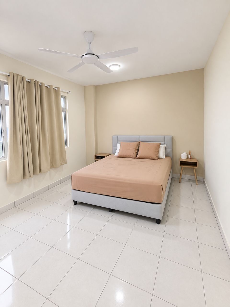 Master bedroom - 4 Bedroom Fully Furnished Apartment @ MI Apartment Bandar Putra Kulai | 1,249 sqft | 2 Parking | RM2,200 - Image 11