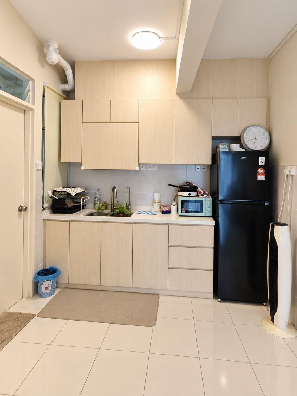 Kitchen - 4 Bedroom Fully Furnished Apartment @ MI Apartment Bandar Putra Kulai | 1,249 sqft | 2 Parking | RM2,200 - Image 4
