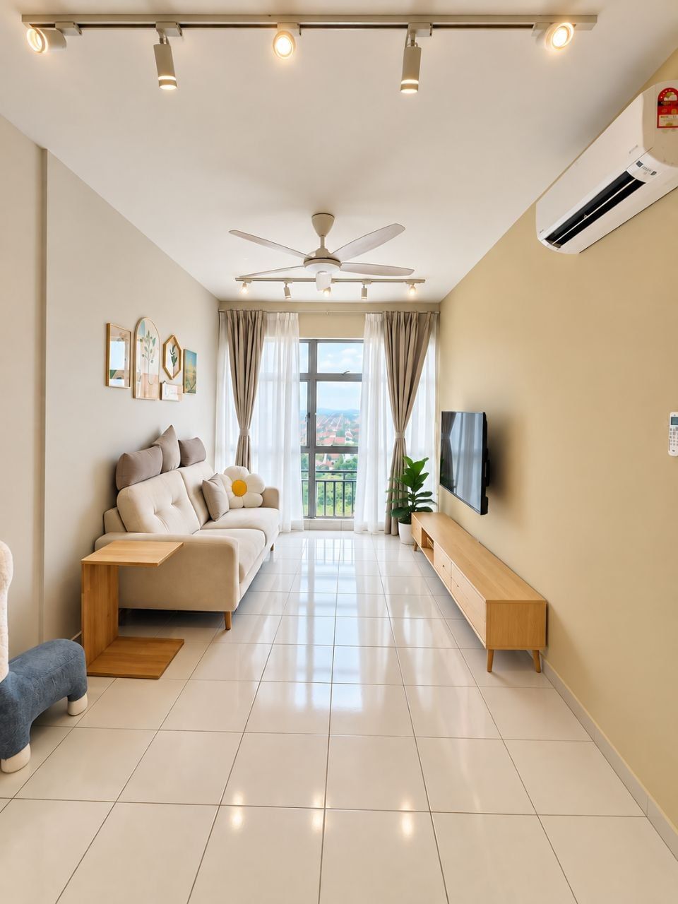 Living room - 4 Bedroom Fully Furnished Apartment @ MI Apartment Bandar Putra Kulai | 1,249 sqft | 2 Parking | RM2,200 - Image 1
