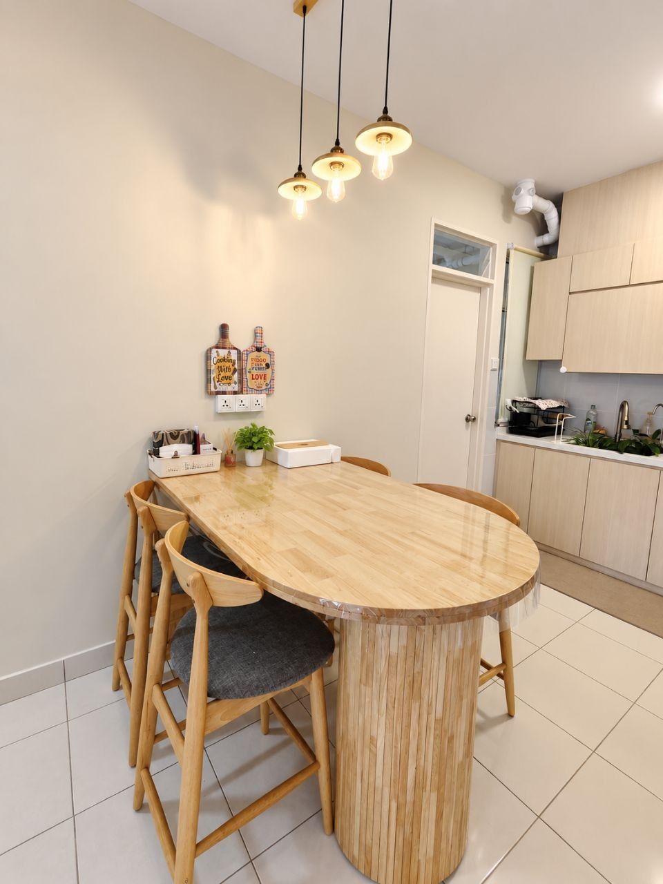 Dining - 4 Bedroom Fully Furnished Apartment @ MI Apartment Bandar Putra Kulai | 1,249 sqft | 2 Parking | RM2,200 - Image 7