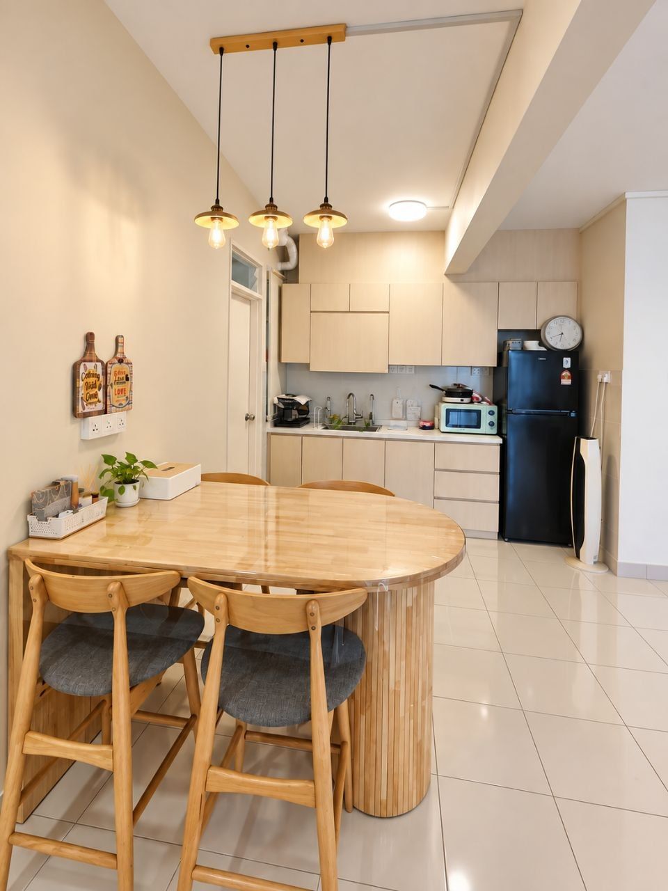 Dining - 4 Bedroom Fully Furnished Apartment @ MI Apartment Bandar Putra Kulai | 1,249 sqft | 2 Parking | RM2,200 - Image 3