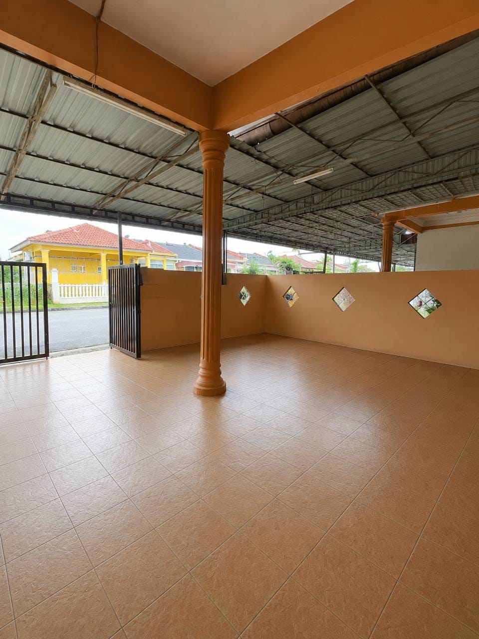 Rumah Bukit Naga | Rumah Teres Setingkat |3 Bedrooms | 2 Bathrooms | RM 378K FREEHOLD ! - Image 2
