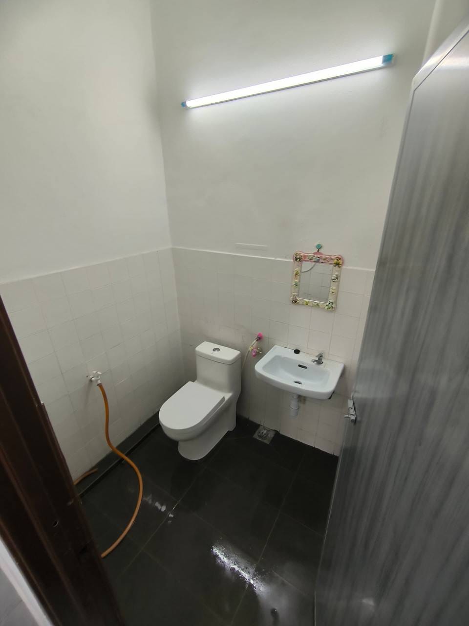 Bathroom - Rumah Sewa Fully Renovated di Taman Sri Indah, Klang – RM1,500/Bulan! - Image 2