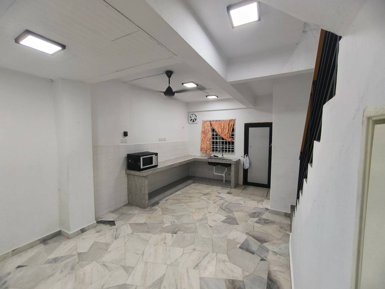 Kitchen - Rumah Sewa Fully Renovated di Taman Sri Indah, Klang – RM1,500/Bulan! - Image 6