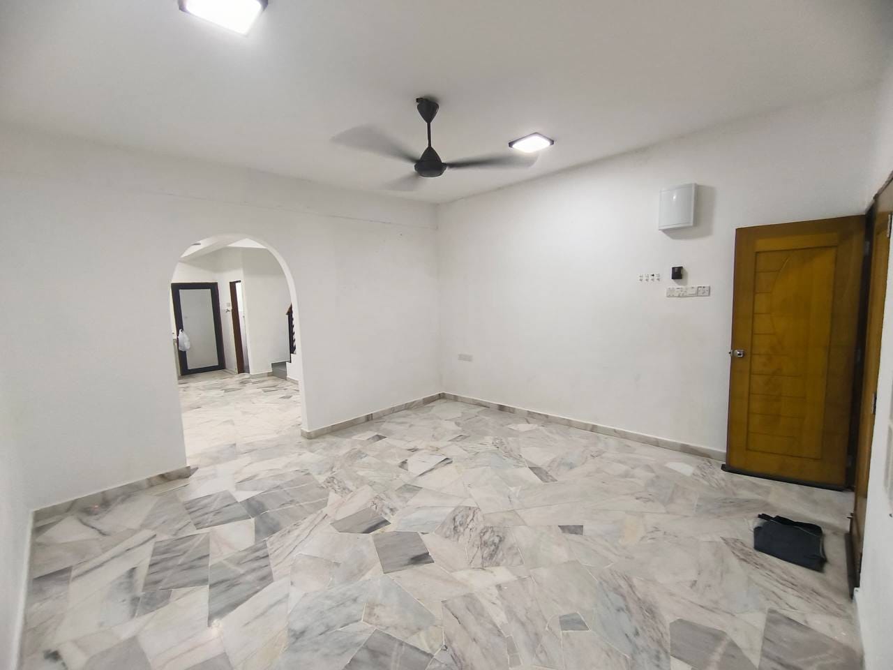 Living room - Rumah Sewa Fully Renovated di Taman Sri Indah, Klang – RM1,500/Bulan! - Image 7