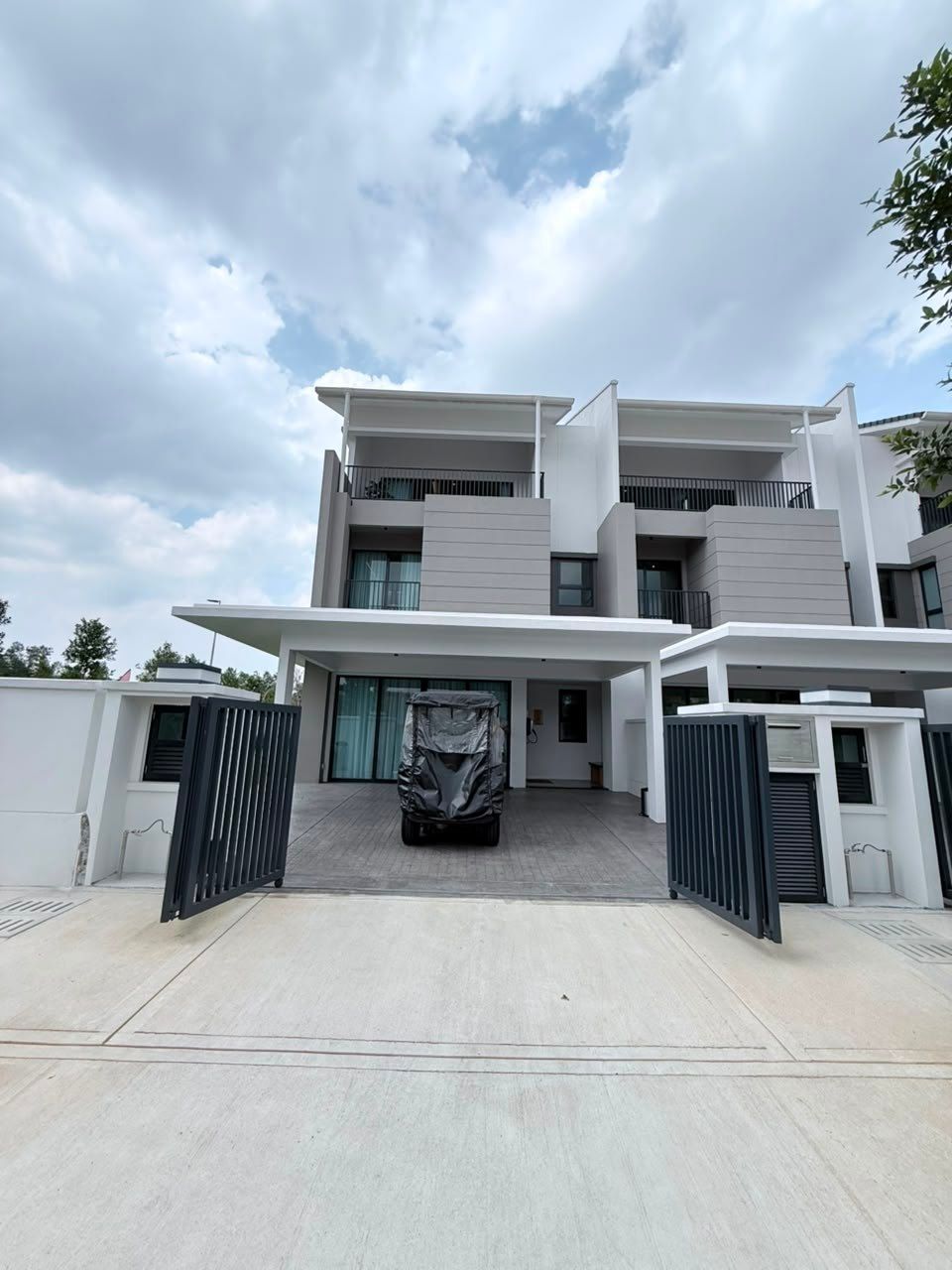 Car porch - CITY OF ELMINA | SERI EMBUN | 3 STOREY HOUSE | 5 BEDROOMS | SHAH ALAM - Image 11