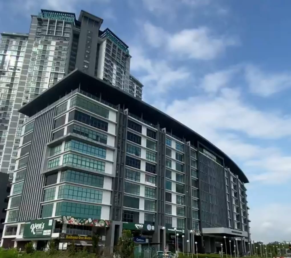 FACING MAIN ROAD, LARGE UNIT, PRICED TO RENT FAST - Image 1
