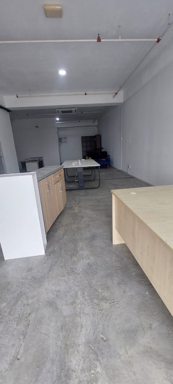 FACING MAIN ROAD, LARGE UNIT, PRICED TO RENT FAST - Image 6
