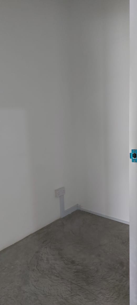 FACING MAIN ROAD, LARGE UNIT, PRICED TO RENT FAST - Image 7